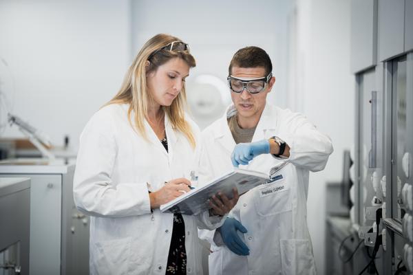 Equipo técnico de SOPREMA en un laboratorio revisando información sobre huella de carbono